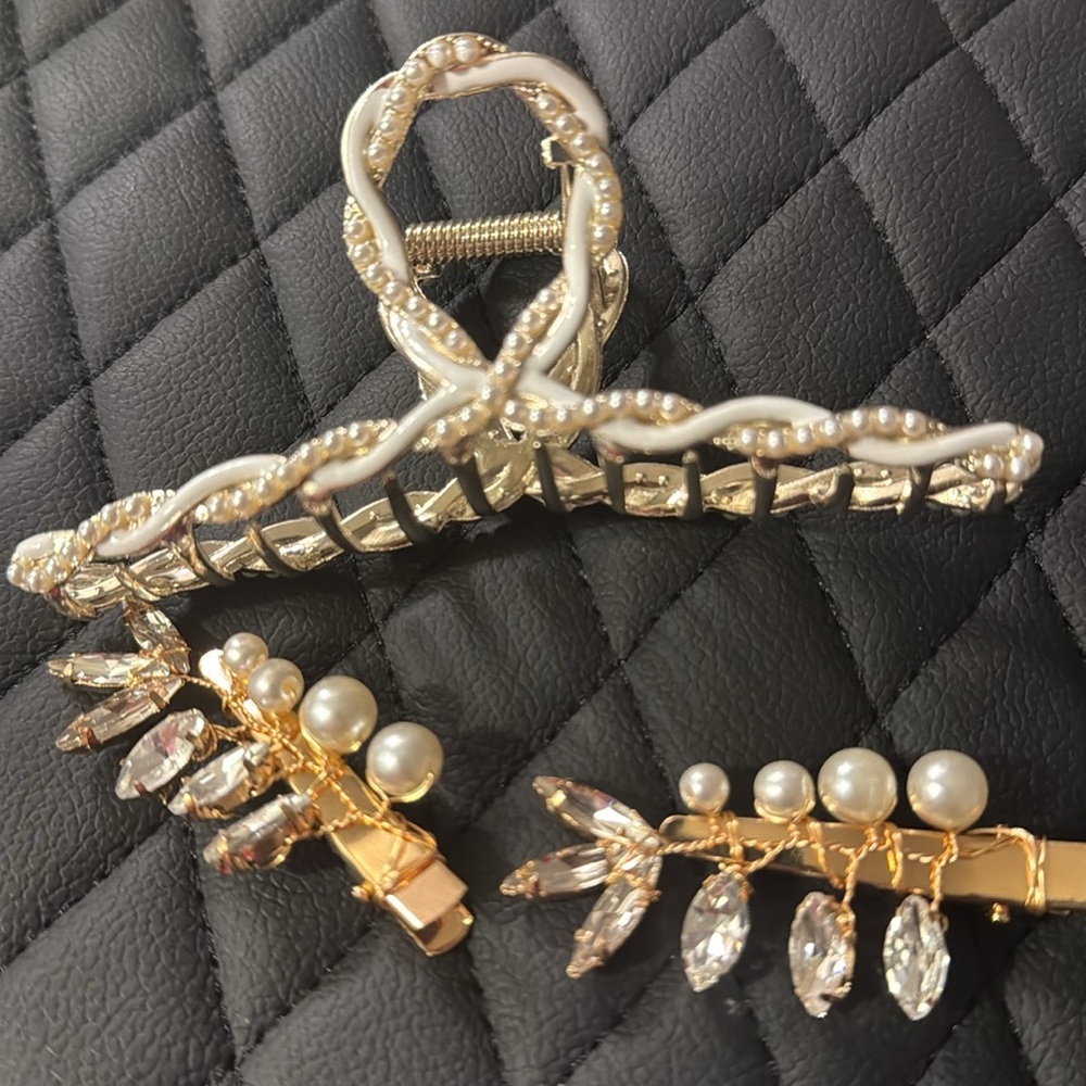 Hair clip 3-piece set NWT brand new including banana clip and two side clips,